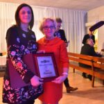 14.12.2019. Końskie. Spotkanie twórców kultury i sztuki. Zespół ludowy „Korniczanka” z nagrodą Ambasadora Kultury za rok 2019. Na zdjęciu: Małgorzata Pasek i Teresa Dunajska - członkinie zespołu / Magdalena Galas-Klusek / Radio Kielce