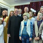 17.12.2019 Barycz. Wigilia w ośrodku szkolno-wychowawczym. Na zdjęciu: wychowankowie ośrodka, a także Jan Suszniak - dyrektor Ośrodka Szkolno-Wychowawczego w Baryczy (pierwszy z lewej). W środku stoją: Andrzej Zapart - proboszcz kolegiaty św. Mikołaja w Końskich, Grzegorz Piec - starosta konecki i bp Piotr Turzyński / Magdalena Galas-Klusek / Radio Kielce