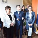 21.12.2019 Włoszczowa. Bartłomiej Dorywalski i Beata Szydło otwierają biuro poselskie. Na zdjęciu od lewej: Anna Krupka - wiceminister sportu i turystyki, Beata Szydło - była premier, Bartłomiej Dorywalski - poseł PiS, Agata Wojtyszek - poseł PIS, Maria Zuba - doradca wojewody świętokrzyskiego / Magdalena Galas-Klusek / Radio Kielce