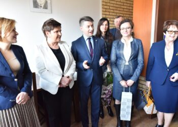 21.12.2019 Włoszczowa. Bartłomiej Dorywalski i Beata Szydło otwierają biuro poselskie. Na zdjęciu od lewej: Anna Krupka - wiceminister sportu i turystyki, Beata Szydło - była premier, Bartłomiej Dorywalski - poseł PiS, Agata Wojtyszek - poseł PIS, Maria Zuba - doradca wojewody świętokrzyskiego / Magdalena Galas-Klusek / Radio Kielce