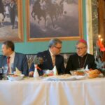 17.12.2019. Kielce. Wigilia OHP. Na zdjęciu (od lewej): Andrzej Michalski - dyrektor świętokrzyskiego oddziału PFRON, Mirosław Gębski - starosta kielecki, Jacek Sabat - komendant świętokrzyskich OHP, Andrzej Kaleta - biskup pomocniczy diecezji kieleckiej i Kazimierz Mądzik - świętokrzyski kurator oświaty / Michał Kita / Radio Kielce