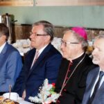 17.12.2019. Kielce. Wigilia OHP. Na zdjęciu (od lewej): Andrzej Michalski - dyrektor świętokrzyskiego oddziału PFRON, Mirosław Gębski - starosta kielecki, Jacek Sabat - komendant świętokrzyskich OHP, Andrzej Kaleta - biskup pomocniczy diecezji kieleckiej i Kazimierz Mądzik - świętokrzyski kurator oświaty / Michał Kita / Radio Kielce