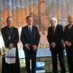 19.12.2019. Kielce. Wigilia w Centrum Przygotowań do Misji Zagranicznych. Na zdjęciu (od lewej): płk Paweł Chabielski - komendant CPdMZ, Jan Piotrowski - biskup kielecki, Andrzej Pruś - przewodniczący sejmiku, Andrzej Bętkowski - marszałek województwa, Rafał Nowak - wicewojewoda świętokrzyski / Michał Kita / Radio Kielce