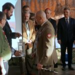 19.12.2019. Kielce. Wigilia w Centrum Przygotowań do Misji Zagranicznych. Przekazanie Betlejemskiego Światła Pokoju. Na zdjęciu (od lewej): phm Arkadiusz Szostak, hm Tomasz Rejmer - komendant ZHP Chorągwi Kieleckiej i płk Paweł Chabielski - komendant CPdMZ / Michał Kita / Radio Kielce