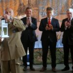 19.12.2019. Kielce. Wigilia w Centrum Przygotowań do Misji Zagranicznych. Na zdjęciu: płk Paweł Chabielski - komendant CPdMZ z Betlejemskim Światłem Pokoju, z tyłu (od lewej): Andrzej Pruś - przewodniczący sejmiku, senator Krzysztof Słoń, Andrzej Bętkowski - marszałek województwa, Rafał Nowak - wicewojewoda świętokrzyski / Michał Kita / Radio Kielce