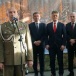 19.12.2019. Kielce. Wigilia w Centrum Przygotowań do Misji Zagranicznych. Na zdjęciu (drugi od lewej): płk Paweł Chabielski - komendant CPdMZ, Andrzej Pruś - przewodniczący sejmiku, senator Krzysztof Słoń, Andrzej Bętkowski - marszałek województwa, Rafał Nowak - wicewojewoda świętokrzyski / Michał Kita / Radio Kielce