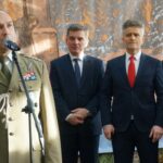 19.12.2019. Kielce. Wigilia w Centrum Przygotowań do Misji Zagranicznych. Na zdjęciu (od lewej): płk Paweł Chabielski - komendant CPdMZ z Betlejemski Światłem Pokoju, Andrzej Pruś - przewodniczący sejmiku, senator Krzysztof Słoń, Andrzej Bętkowski - marszałek województwa / Michał Kita / Radio Kielce