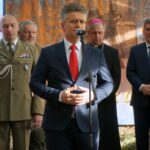 19.12.2019. Kielce. Wigilia w Centrum Przygotowań do Misji Zagranicznych. Na zdjęciu (od lewej): płk Paweł Chabielski - komendant CPdMZ, senator Krzysztof Słoń, Jan Piotrowski - biskup kielecki i Andrzej Pruś - przewodniczący sejmiku / Michał Kita / Radio Kielce