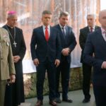 19.12.2019. Kielce. Wigilia w Centrum Przygotowań do Misji Zagranicznych. Na zdjęciu (od lewej): płk Paweł Chabielski - komendant CPdMZ, Jan Piotrowski - biskup kielecki,  senator Krzysztof Słoń, Andrzej Pruś - przewodniczący sejmiku, Andrzej Bętkowski - marszałek województwa, Rafał Nowak - wicewojewoda świętokrzyski / Michał Kita / Radio Kielce
