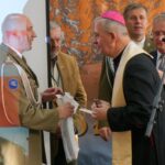 19.12.2019. Kielce. Wigilia w Centrum Przygotowań do Misji Zagranicznych. Na zdjęciu (od lewej): płk Paweł Chabielski - komendant CPdMZ i Jan Piotrowski - biskup kielecki / Michał Kita / Radio Kielce