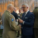 19.12.2019. Kielce. Wigilia w Centrum Przygotowań do Misji Zagranicznych. Na zdjęciu (od lewej): płk Paweł Chabielski - komendant CPdMZ i Sławomir Stachura - dyrektor Kancelarii Prezydenta Kielc / Michał Kita / Radio Kielce