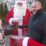 06.12.2019 Jędrzejów. Wizyta Mikołaja i Śnieżynki. Prezent wręczają: Andrzej Maludziński (w stroju Mikołaja) i burmistrz Marcin Piszczek (z prawej) / Ewa Pociejowska-Gawęda / Radio Kielce