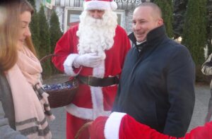 06.12.2019 Jędrzejów. Wizyta Mikołaja i Śnieżynki. Prezent wręczają: Andrzej Maludziński (w stroju Mikołaja) i burmistrz Marcin Piszczek (z prawej) / Ewa Pociejowska-Gawęda / Radio Kielce