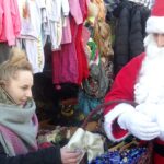 06.12.2019 Jędrzejów. Wizyta Mikołaja i Śnieżynki. Prezent wręcza Andrzej Maludziński (w stroju Mikołaja) / Ewa Pociejowska-Gawęda / Radio Kielce