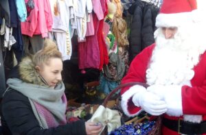 06.12.2019 Jędrzejów. Wizyta Mikołaja i Śnieżynki. Prezent wręcza Andrzej Maludziński (w stroju Mikołaja) / Ewa Pociejowska-Gawęda / Radio Kielce