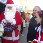 06.12.2019 Jędrzejów. Wizyta Mikołaja i Śnieżynki. Na zdjęciu (od lewej): Andrzej Maludziński (w stroju Mikołaja), burmistrz Marcin Piszczek i Joanna Marcinkowska (w stroju Śnieżynki) / Ewa Pociejowska-Gawęda / Radio Kielce