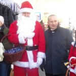 06.12.2019 Jędrzejów. Wizyta Mikołaja i Śnieżynki. Prezent wręczają: Andrzej Maludziński (w stroju Mikołaja), burmistrz Marcin Piszczek (trzeci z lewej) i Joanna Marcinkowska (w stroju Śnieżynki) / Ewa Pociejowska-Gawęda / Radio Kielce