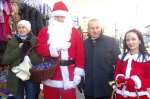 06.12.2019 Jędrzejów. Wizyta Mikołaja i Śnieżynki. Prezent wręczają: Andrzej Maludziński (w stroju Mikołaja), burmistrz Marcin Piszczek (trzeci z lewej) i Joanna Marcinkowska (w stroju Śnieżynki) / Ewa Pociejowska-Gawęda / Radio Kielce