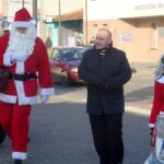 06.12.2019 Jędrzejów. Wizyta Mikołaja i Śnieżynki. Na zdjęciu (od lewej): Andrzej Maludziński (w stroju Mikołaja), burmistrz Marcin Piszczek i Joanna Marcinkowska (w stroju Śnieżynki) / Ewa Pociejowska-Gawęda / Radio Kielce