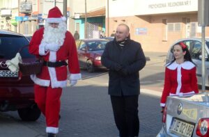 06.12.2019 Jędrzejów. Wizyta Mikołaja i Śnieżynki. Na zdjęciu (od lewej): Andrzej Maludziński (w stroju Mikołaja), burmistrz Marcin Piszczek i Joanna Marcinkowska (w stroju Śnieżynki) / Ewa Pociejowska-Gawęda / Radio Kielce