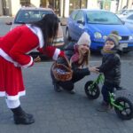 06.12.2019 Jędrzejów. Wizyta Mikołaja i Śnieżynki. Prezent wręcza Joanna Marcinkowska (w stroju Śnieżynki) / Ewa Pociejowska-Gawęda / Radio Kielce