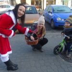 06.12.2019 Jędrzejów. Wizyta Mikołaja i Śnieżynki. Prezent wręcza Joanna Marcinkowska (w stroju Śnieżynki) / Ewa Pociejowska-Gawęda / Radio Kielce