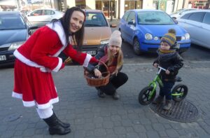 06.12.2019 Jędrzejów. Wizyta Mikołaja i Śnieżynki. Prezent wręcza Joanna Marcinkowska (w stroju Śnieżynki) / Ewa Pociejowska-Gawęda / Radio Kielce