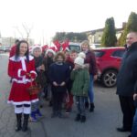 06.12.2019 Jędrzejów. Wizyta Mikołaja i Śnieżynki. Na zdjęciu: Andrzej Maludziński (w stroju Mikołaja), Joanna Marcinkowska (w stroju Śnieżynki), burmistrz Marcin Piszczek (drugi z prawej) i Robert Kruk - przewodniczący rady miasta (pierwszy z prawej) / Ewa Pociejowska-Gawęda / Radio Kielce