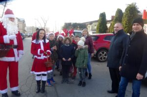 06.12.2019 Jędrzejów. Wizyta Mikołaja i Śnieżynki. Na zdjęciu: Andrzej Maludziński (w stroju Mikołaja), Joanna Marcinkowska (w stroju Śnieżynki), burmistrz Marcin Piszczek (drugi z prawej) i Robert Kruk - przewodniczący rady miasta (pierwszy z prawej) / Ewa Pociejowska-Gawęda / Radio Kielce