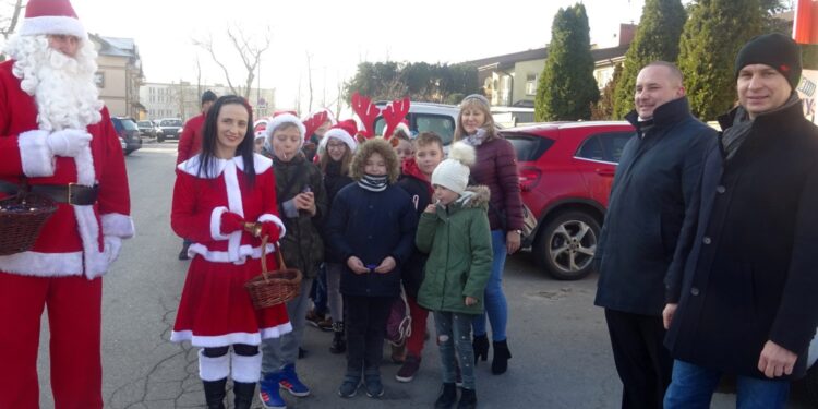 06.12.2019 Jędrzejów. Wizyta Mikołaja i Śnieżynki. Na zdjęciu: Andrzej Maludziński (w stroju Mikołaja), Joanna Marcinkowska (w stroju Śnieżynki), burmistrz Marcin Piszczek (drugi z prawej) i Robert Kruk - przewodniczący rady miasta (pierwszy z prawej) / Ewa Pociejowska-Gawęda / Radio Kielce