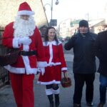 06.12.2019 Jędrzejów. Wizyta Mikołaja i Śnieżynki. Na zdjęciu (od lewej): Andrzej Maludziński (w stroju Mikołaja), Joanna Marcinkowska (w stroju Śnieżynki), burmistrz Marcin Piszczek i Robert Kruk - przewodniczący rady miasta / Ewa Pociejowska-Gawęda / Radio Kielce