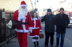 06.12.2019 Jędrzejów. Wizyta Mikołaja i Śnieżynki. Na zdjęciu (od lewej): Andrzej Maludziński (w stroju Mikołaja), Joanna Marcinkowska (w stroju Śnieżynki), burmistrz Marcin Piszczek i Robert Kruk - przewodniczący rady miasta / Ewa Pociejowska-Gawęda / Radio Kielce