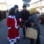 06.12.2019 Jędrzejów. Wizyta Mikołaja i Śnieżynki. Prezenty wręczają (od lewej): Joanna Marcinkowska (w stroju Śnieżynki), burmistrz Marcin Piszczek i Robert Kruk - przewodniczący rady miasta / Ewa Pociejowska-Gawęda / Radio Kielce