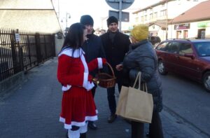 06.12.2019 Jędrzejów. Wizyta Mikołaja i Śnieżynki. Prezenty wręczają (od lewej): Joanna Marcinkowska (w stroju Śnieżynki), burmistrz Marcin Piszczek i Robert Kruk - przewodniczący rady miasta / Ewa Pociejowska-Gawęda / Radio Kielce