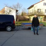 06.12.2019 Sobków. Beczkowóz w związku ze skażoną wodą w gminie. Na zdjęciu (od lewej): Mateusz Motyczyński i Radosław Korpula - pracownicy Wodociągów Gminy w Sobkowie / Ewa Pociejowska-Gawęda / Radio Kielce