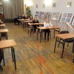 09.12.2019. Sędziszów. Dyktando. Na zdjęciu: uczniowie oraz Renata Gądek, kierownik Gminnej Biblioteki Publicznej, organizator konkursu / Ewa Pociejowska-Gawęda / Radio Kielce