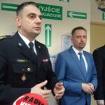 13.12.2019 Jędrzejów. Inauguracyjny pokaz symulatora zagrożeń pożarowych i otwarcie tzw. sali tradycji. Na zdjęciu (od lewej): Krzysztof Ciosek - świętokrzyski komendant wojewódzki PSP, Paweł Faryna – starosta jędrzejowski i Paweł Jakubowski – komendant powiatowy PSP w Jędrzejowie / Ewa Pociejowska-Gawęda / Radio Kielce