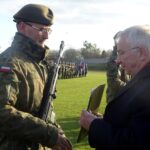 14.12.2019 Włoszczowa. Przysięga 10. Świętokrzyskiej Brygady Obrony Terytorialnej. Gratulacje składa poseł Krzysztof Lipiec (z prawej) / Ewa Pociejowska-Gawęda / Radio Kielce