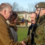 14.12.2019 Włoszczowa. Przysięga 10. Świętokrzyskiej Brygady Obrony Terytorialnej. Gratulacje składają (od lewej): senator Jarosław Rusiecki i poseł Agata Wojtyszek / Ewa Pociejowska-Gawęda / Radio Kielce