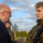 14.12.2019 Włoszczowa. Przysięga 10. Świętokrzyskiej Brygady Obrony Terytorialnej. Gratulacje składa wiceminister Piotr Wawrzyk (z lewej) / Ewa Pociejowska-Gawęda / Radio Kielce