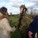 14.12.2019 Włoszczowa. Przysięga 10. Świętokrzyskiej Brygady Obrony Terytorialnej. Gratulacje składa poseł Agata Wojtyszek (z lewej) / Ewa Pociejowska-Gawęda / Radio Kielce