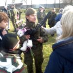 14.12.2019 Włoszczowa. Przysięga 10. Świętokrzyskiej Brygady Obrony Terytorialnej. Na zdjęciu: szeregowa Monika Jarmułowicz z rodziną / Ewa Pociejowska-Gawęda / Radio Kielce