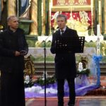 15.12.2019 Sędziszów. Wigilia dla mieszkańców. Na zdjęciu (od lewej): ks. Edward Giemza - proboszcz parafii św. Piotra i Pawła w Sędziszowie i burmistrz Wacław Szarek / Ewa Pociejowska-Gawęda / Radio Kielce