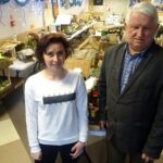 28.12.2019 Jędrzejów. Konkurs „Jędrzejowskie Szopki Bożonarodzeniowe 2019”. Na zdjęciu (od lewej): Anita Łukasik - koordynator konkursu i Józef Straszak - dyrektor Centrum Kultury w Jędrzejowie / Ewa Pociejowska-Gawęda / Radio Kielce