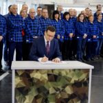 27.11.2019. Skarżysko-Kamienna. Podpisanie umowy dotyczącej dokapitalizowania MESKO. Na zdjęciu: premier Mateusz Morawiecki / Piotr Kwaśniewski / Radio Kielce