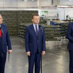 27.11.2019. Skarżysko-Kamienna. Podpisanie umowy dotyczącej dokapitalizowania MESKO. Na zdjęciu (od lewej): Witold Słowik - prezes Polskiej Grupy Zbrojeniowej, Mariusz Błaszczak - minister obrony narodowej i premier Mateusz Morawiecki / Piotr Kwaśniewski / Radio Kielce