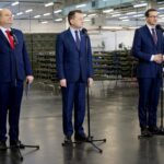 27.11.2019. Skarżysko-Kamienna. Podpisanie umowy dotyczącej dokapitalizowania MESKO. Na zdjęciu (od lewej): Witold Słowik - prezes Polskiej Grupy Zbrojeniowej, Mariusz Błaszczak - minister obrony narodowej i premier Mateusz Morawiecki / Piotr Kwaśniewski / Radio Kielce