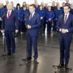 27.11.2019. Skarżysko-Kamienna. Podpisanie umowy dotyczącej dokapitalizowania MESKO. Na zdjęciu (od lewej): Witold Słowik - prezes Polskiej Grupy Zbrojeniowej, Mariusz Błaszczak - minister obrony narodowej i premier Mateusz Morawiecki / Piotr Kwaśniewski / Radio Kielce