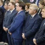 27.11.2019. Skarżysko-Kamienna. Podpisanie umowy dotyczącej dokapitalizowania MESKO. Na zdjęciu (od lewej): Krzysztof Lipiec - poseł PiS, Andrzej Kryj - poseł PiS, Marek Kwitek - poseł PiS, Dominik Tarczyński - poseł PiS, Jarosław Rusiecki - senator PiS i Andrzej Pruś - przewodniczący sejmiku województwa świętokrzyskiego / Piotr Kwaśniewski / Radio Kielce