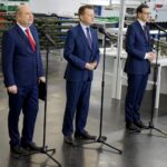 27.11.2019. Skarżysko-Kamienna. Podpisanie umowy dotyczącej dokapitalizowania MESKO. Na zdjęciu (od lewej): Witold Słowik - prezes Polskiej Grupy Zbrojeniowej, Mariusz Błaszczak - minister obrony narodowej i premier Mateusz Morawiecki / Piotr Kwaśniewski / Radio Kielce